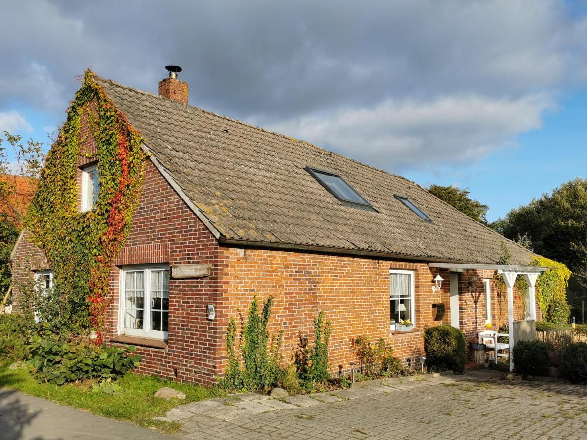 Ferienglueck An Der Nordsee Buche Deine Erdgeschoss-Ferienwohnung Mit Kamin Terrasse Und Eingezaeuntem Garten Fuer Unvergessliche Auszeiten Altfunnixsiel Exterior foto